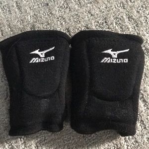 Black Mizuno volleyball knee pads